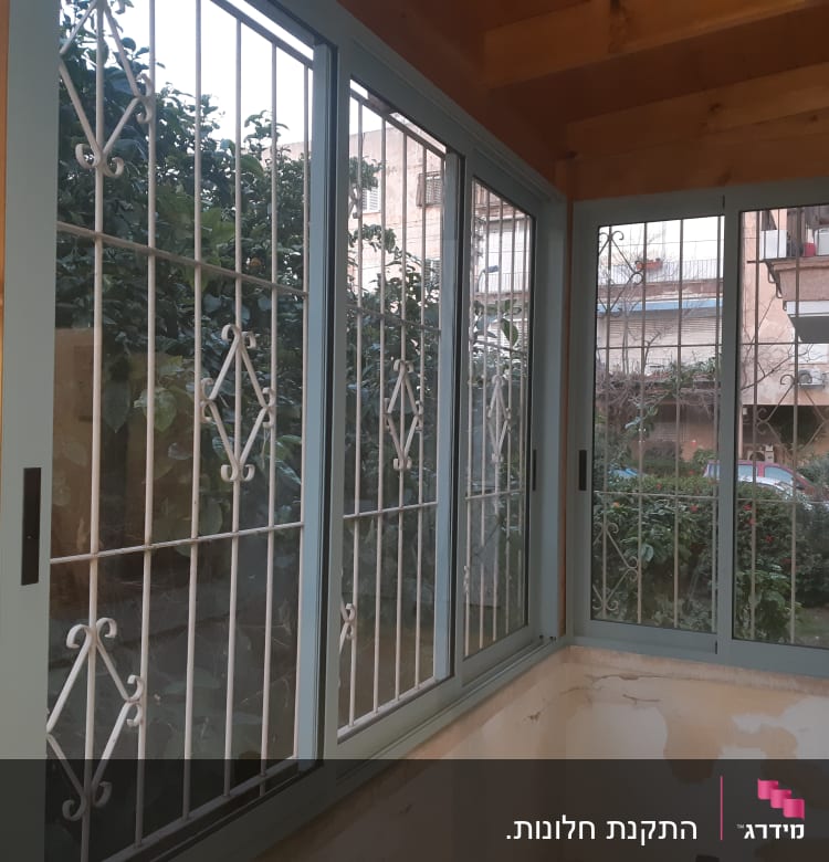 חלונות אלומיניום עם סורגים במרפסת